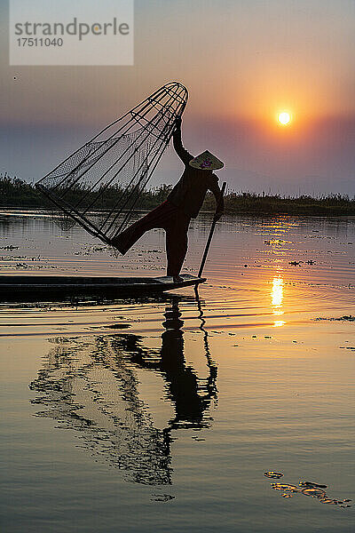 Myanmar  Shan-Staat  Silhouette eines traditionellen Intha-Fischers auf dem Inle-See bei Sonnenuntergang