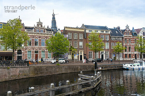 Niederlande  Nordholland  Haarlem  historische Häuser am Binnen-Sparne-Kanal