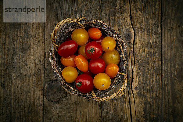 Tomaten im Weidenkorb