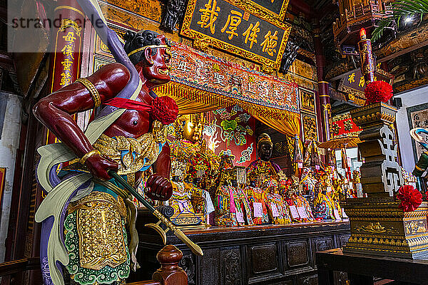 Taiwan  Tainan  Altar und Statue im Grand Mazu Tempel