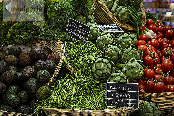 Frisches Gemüse auf dem Markt verkauft