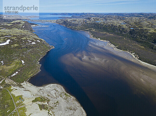 Russland  Region Murmansk  Bezirk Kolsky  Teriberka  Fluss Teriberka in Landschaft  Luftaufnahme
