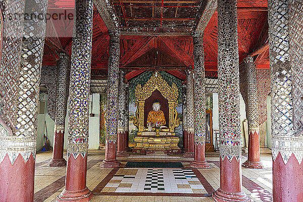 Myanmar  Mandalay-Region  Bagan  kunstvoller Innenraum der Shwezigon-Pagode