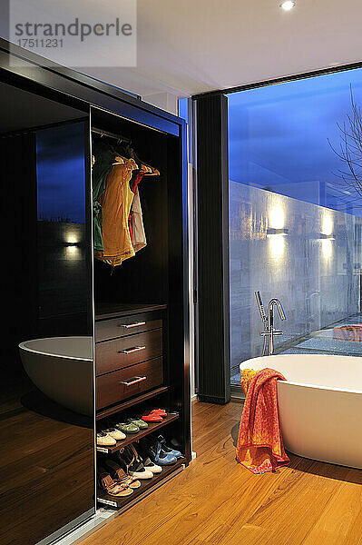 Badewanne und Schrank in einem modernen Zuhause