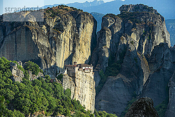 Griechenland  Thessalien  malerischer Blick auf das Kloster Roussanou