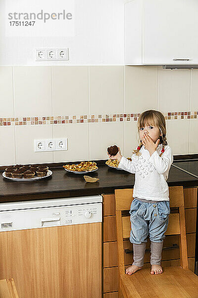 Mädchen isst gebackene Muffins