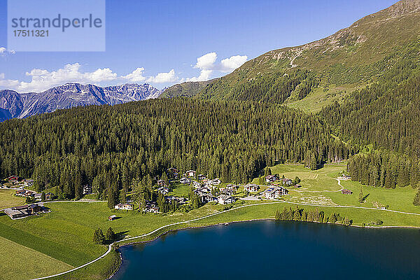 Schweiz  Kanton Graubünden  Davos  Luftaufnahme von Villen am Ufer des Davosersees im Sommer