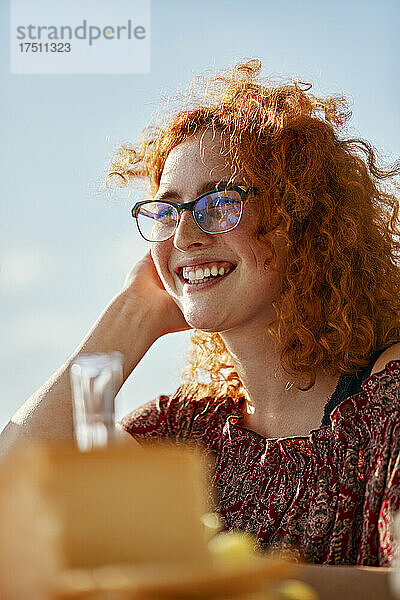 Porträt einer glücklichen rothaarigen jungen Frau