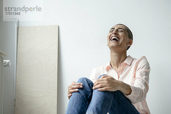 Lachende Frau auf einem Dachboden