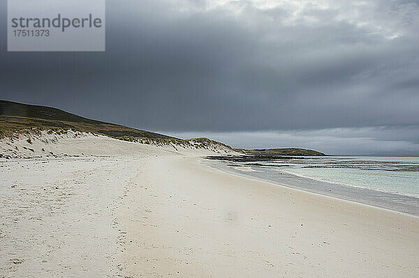 Großbritannien  Falklandinseln  bewölkter Himmel über dem Sandstrand von Carcass Island