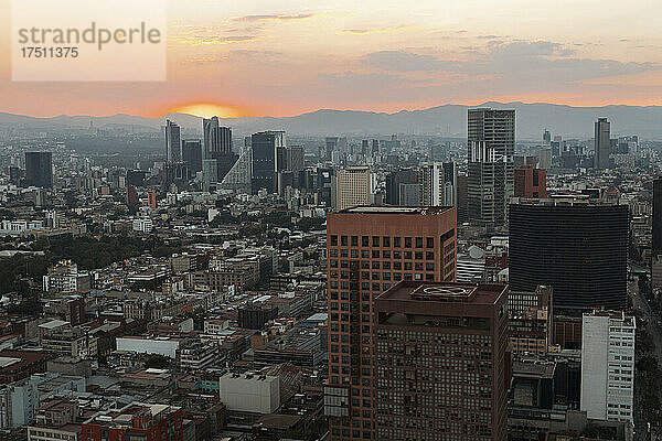 Luftaufnahme der Stadtlandschaft gegen den Himmel bei Sonnenuntergang  Mexiko