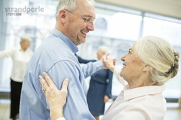 Gruppe aktiver Senioren  die einen Tanzkurs im Altersheim besuchen