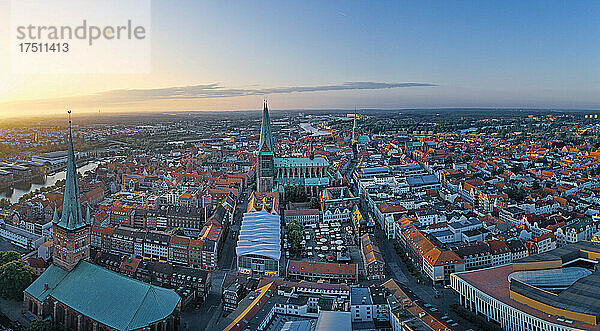 Deutschland  Schleswig-Holstein  Lübeck  Luftaufnahme der Altstadt bei Sonnenuntergang