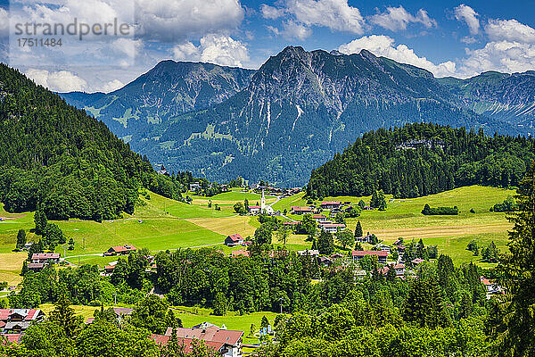Deutschland  Bayern  Tiefenbach  Dorf auf dem Land in den Allgäuer Alpen mit Entschenkopf und Rubihorn im Hintergrund