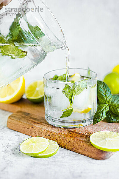 Detox-Wasser mit Zitrone  Limette und Minze und Eiswürfeln