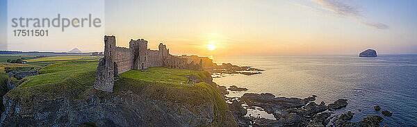Großbritannien  Schottland  North Berwick  Luftaufnahme der Küste des Firth of Forth und der Ruinen von Tantallon Castle bei Sonnenuntergang