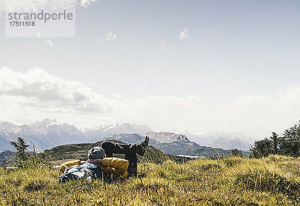 Mann entspannt sich auf einem Berg in Patagonien  Argentinien  Südamerika