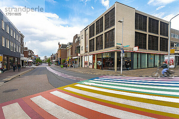 Niederlande  Nordholland  Zaandam  farbenfroher Zebrastreifen in der Gedempte Gracht