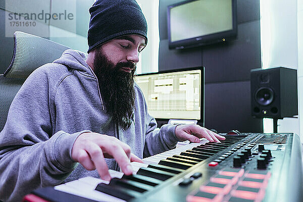 DJ produziert Musik in seinem Studio