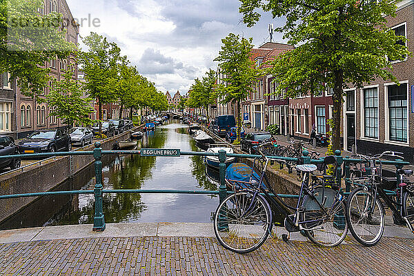 Niederlande  Nordholland  Haarlem  Fahrräder  die am Geländer der Kanalbrücke geparkt sind