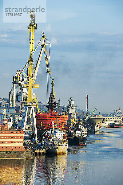 Russland  Murmansk  Industrieschiffe und Kräne am Dock