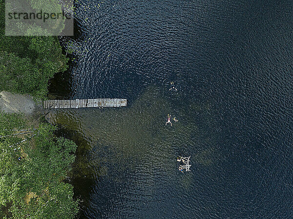 Luftaufnahme einer Gruppe von Menschen  die im See schwimmen