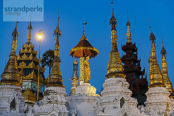 Myanmar  Yangon  Goldene Türme der Shwedagon-Pagode in der Abenddämmerung