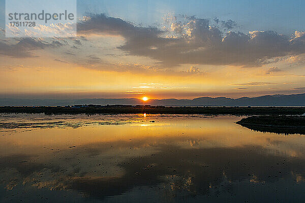 Myanmar  Shan-Staat  Inle-See bei Sonnenuntergang