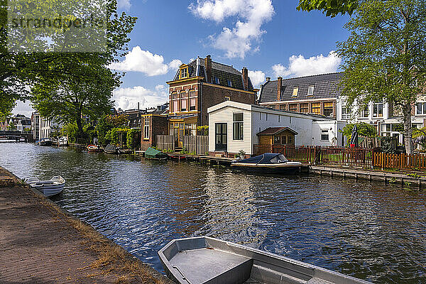 Niederlande  Südholland  Leiden  Boote und Häuser entlang des Stadtkanals