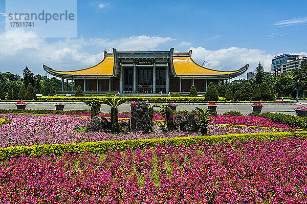 Taiwan  Taipei  traditionelles Gebäude mit Blumenbeet im Vordergrund