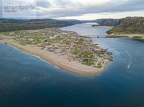 Russland  Oblast Murmansk  Teriberka  Luftaufnahme eines Dorfes am Ufer der Barentssee