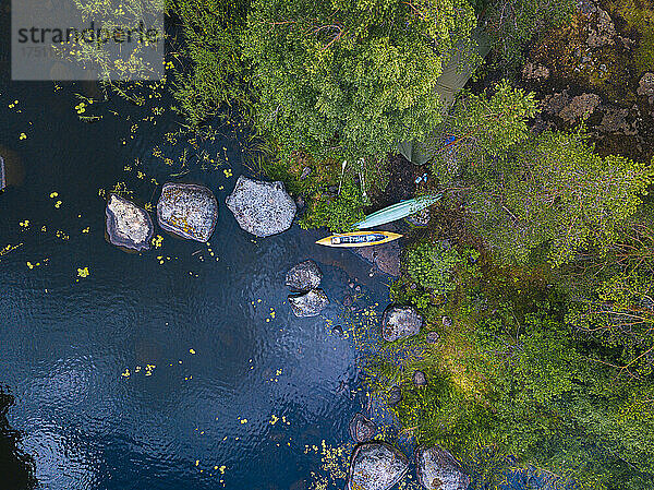 Luftaufnahme von Kajaks  die am Ufer des Flusses Vuoksi zurückgelassen wurden