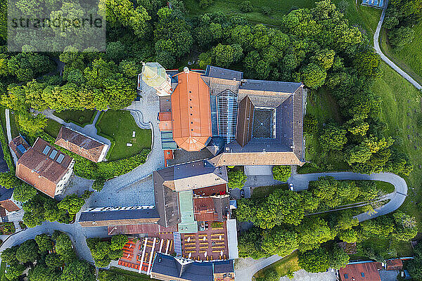 Direkt oben Aufnahme des Klosters Andechs inmitten von Bäumen in Bayern  Deutschland