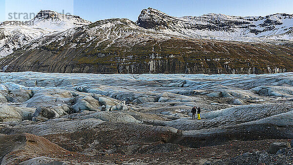 Touristen stehen auf der Gletscherzunge  Island