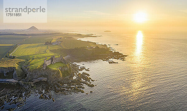 Großbritannien  Schottland  North Berwick  Luftaufnahme der Küste des Firth of Forth und der Ruinen von Tantallon Castle bei Sonnenuntergang