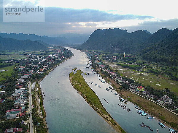Vietnam  Provinz Quang Binh  Luftaufnahme eines Dorfes am Ufer des Flusses Con in der Abenddämmerung