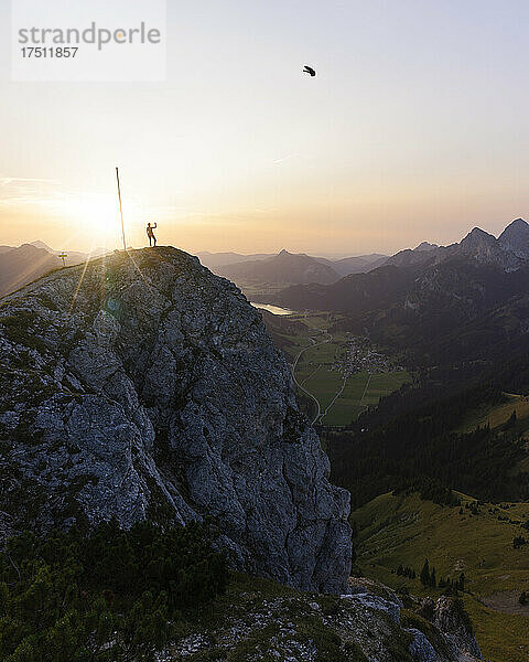 Wanderer am Aussichtspunkt bei Sonnenuntergang  Gaichtspitze  Tirol  Österreich