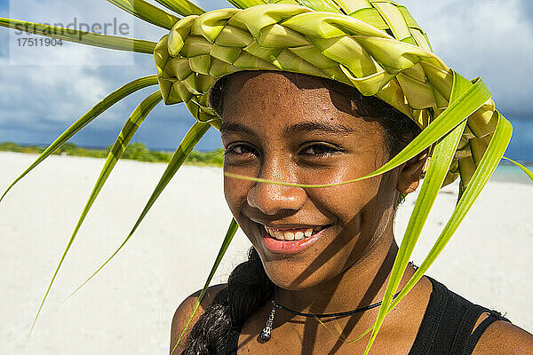 Porträt einer jungen Frau mit einem Hut aus Palmenblättern