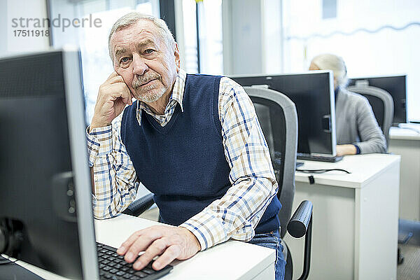 Älterer Mann besucht Computerkurs und sieht hilflos aus