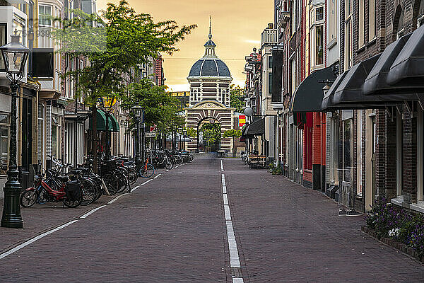 Niederlande  Südholland  Leiden  leere Straße vor dem Morspoort-Tor