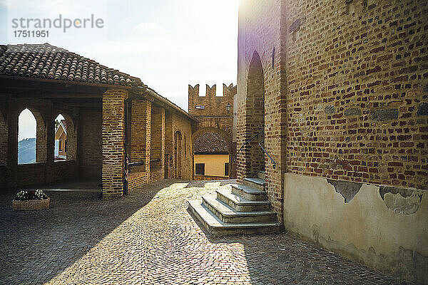 Italien  Piemont  Eingang eines Backsteingebäudes in einem alten ländlichen Dorf