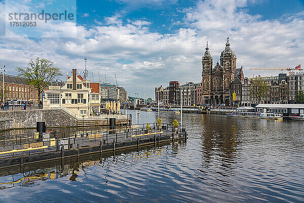Niederlande  Nordholland  Amsterdam  Stadtkanal mit der Basilika des Heiligen Nikolaus im Hintergrund