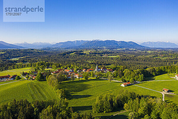Deutschland  Bayern  Hechenberg  Drohnenansicht eines ländlichen Dorfes im Sommer