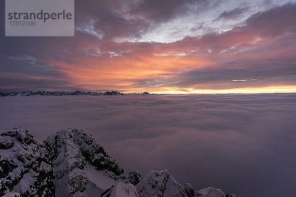 Schneebedeckter Gipfel des Aggenstein-Berges bei stimmungsvollem Sonnenuntergang