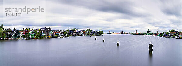 Panoramaaufnahme des Flusses Zaan vor bewölktem Himmel  Zaanse Schans  Zaandam  Niederlande