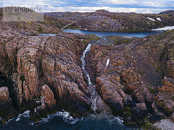 Russland  Oblast Murmansk  Teriberka  Luftaufnahme eines Wasserfalls an der Küste der Barentssee