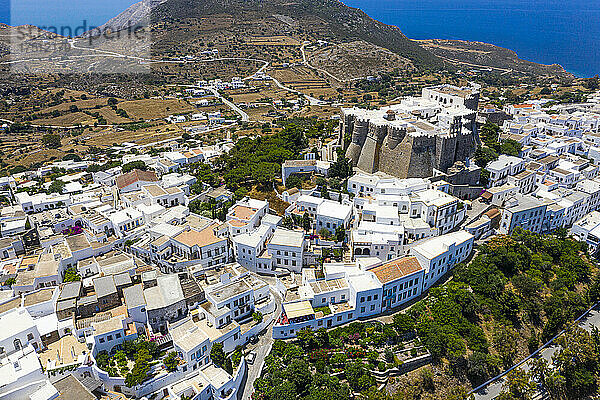 Griechenland  Südliche Ägäis  Patmos  Luftaufnahme des Klosters des Heiligen Johannes des Theologen und der umliegenden Stadt