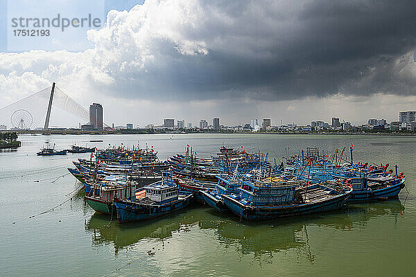 Vietnam  Da Nang  Sturmwolken über alten Fischerbooten  die im Stadthafen festgemacht haben