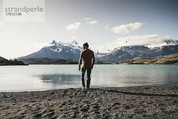 Mann geht am Pehoe-See im Nationalpark Torres Del Paine in Patagonien  Südamerika spazieren
