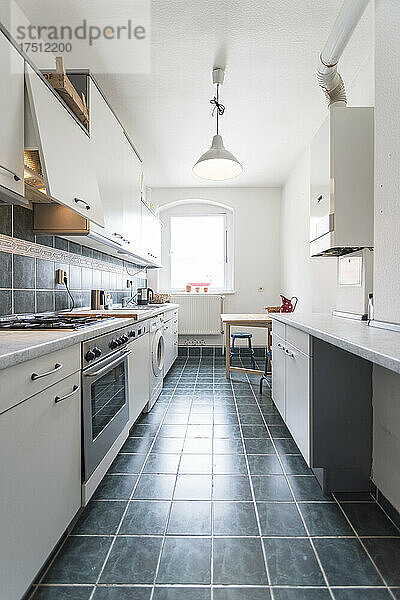 Saubere Wohnküche mit Fliesenboden